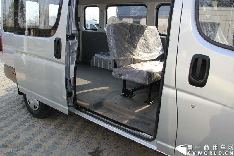 2014年12月23日，东风汽车股份有限公司在武汉召开2015商务年会。会议现场，东风国四全系列轻卡、东风御风欧系轻客2015年度款、东风皮卡等众多新车纷纷亮相。图为东风御风中轴高顶物流车 