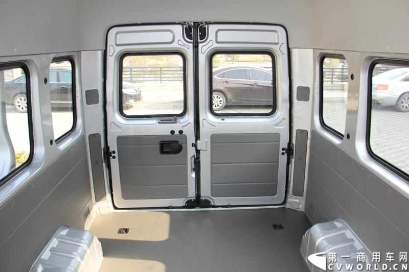 2014年12月23日，东风汽车股份有限公司在武汉召开2015商务年会。会议现场，东风国四全系列轻卡、东风御风欧系轻客2015年度款、东风皮卡等众多新车纷纷亮相。图为东风御风中轴高顶物流车 