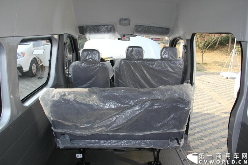 2014年12月23日，东风汽车股份有限公司在武汉召开2015商务年会。会议现场，东风国四全系列轻卡、东风御风欧系轻客2015年度款、东风皮卡等众多新车纷纷亮相。图为东风御风中轴高顶物流车 