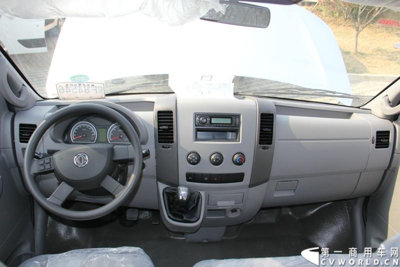 2014年12月23日，东风汽车股份有限公司在武汉召开2015商务年会。会议现场，东风国四全系列轻卡、东风御风欧系轻客2015年度款、东风皮卡等众多新车纷纷亮相。图为东风御风中轴高顶物流车 