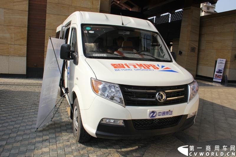 2014年12月23日，东风汽车股份有限公司在武汉召开2015商务年会。会议现场，东风国四全系列轻卡、东风御风欧系轻客2015年度款、东风皮卡等众多新车纷纷亮相。图为中通集团打造的御风简约版商务接待车 