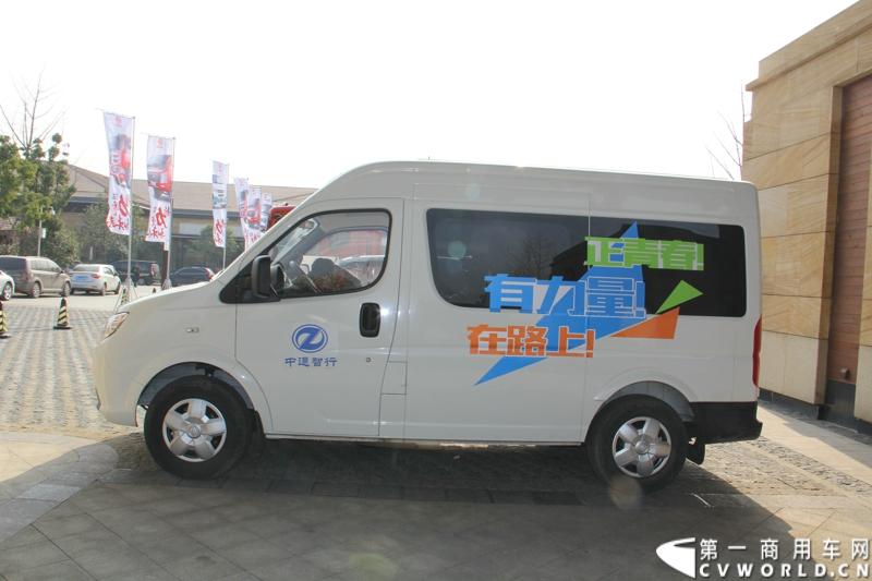 2014年12月23日，东风汽车股份有限公司在武汉召开2015商务年会。会议现场，东风国四全系列轻卡、东风御风欧系轻客2015年度款、东风皮卡等众多新车纷纷亮相。图为中通集团打造的御风简约版商务接待车 