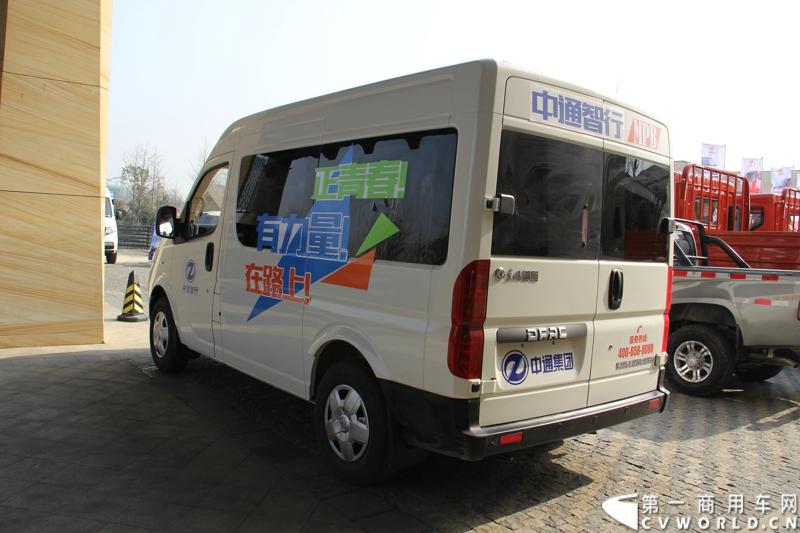 2014年12月23日，东风汽车股份有限公司在武汉召开2015商务年会。会议现场，东风国四全系列轻卡、东风御风欧系轻客2015年度款、东风皮卡等众多新车纷纷亮相。图为中通集团打造的御风简约版商务接待车 