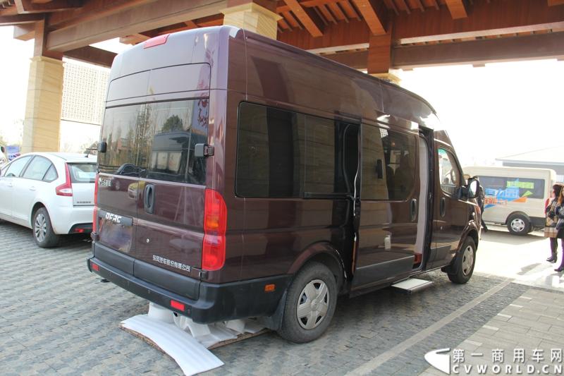 2014年12月23日，东风汽车股份有限公司在武汉召开2015商务年会。会议现场，东风国四全系列轻卡、东风御风欧系轻客2015年度款、东风皮卡等众多新车纷纷亮相。图为中通集团打造的智行御风总裁版商务轻客 