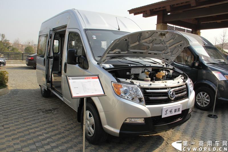 2014年12月23日，东风汽车股份有限公司在武汉召开2015商务年会。会议现场，东风国四全系列轻卡、东风御风欧系轻客2015年度款、东风皮卡等众多新车纷纷亮相。图为东风御风中轴高顶物流车 