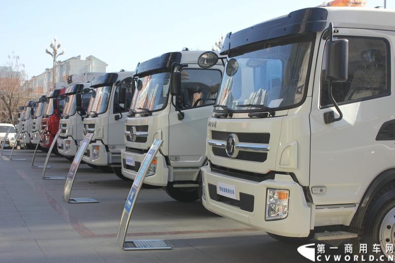 12月21日，陕汽宝华公司2015商务年会在炎帝故里---宝鸡陈仓盛大举行。图为陕汽商用车年会现场展车 