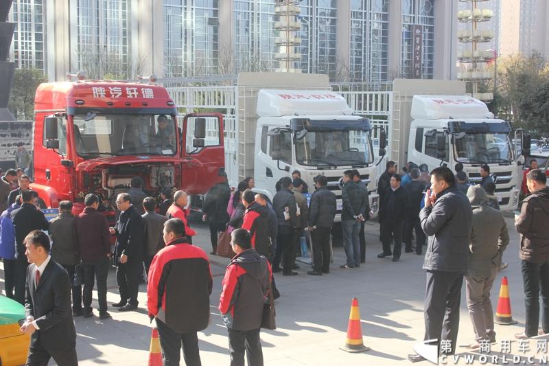 12月21日，陕汽宝华公司2015商务年会在炎帝故里---宝鸡陈仓盛大举行。图为陕汽商用车年会现场展车 