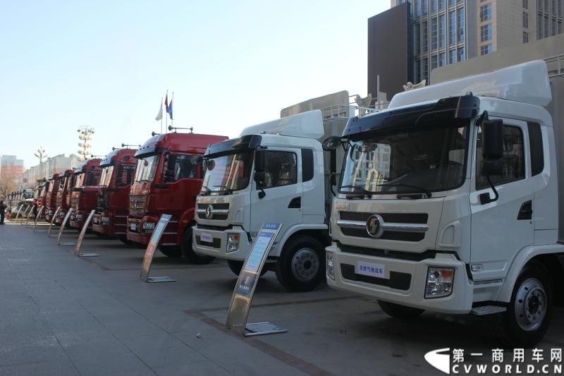 12月21日，陕汽宝华公司2015商务年会在炎帝故里---宝鸡陈仓盛大举行。图为陕汽商用车年会现场展车 