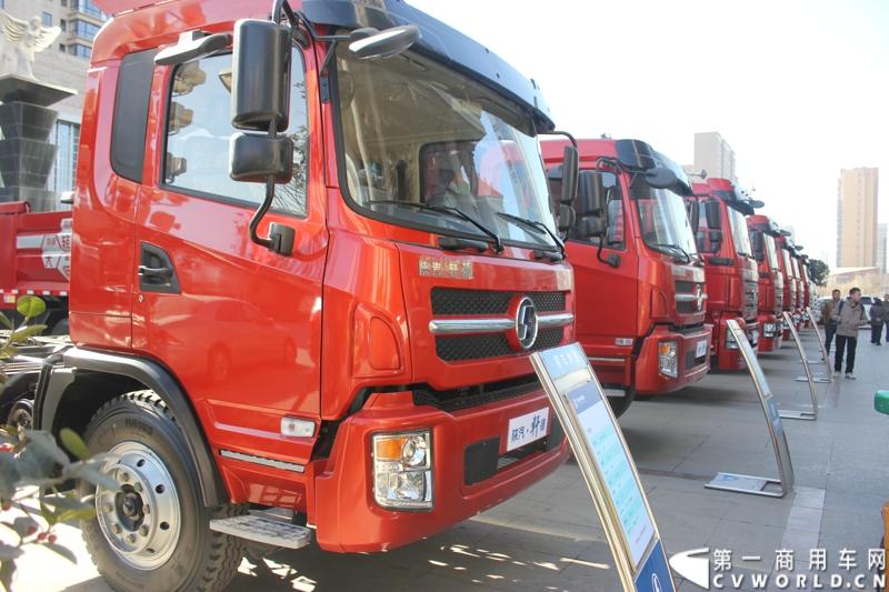 12月21日，陕汽宝华公司2015商务年会在炎帝故里---宝鸡陈仓盛大举行。图为陕汽商用车年会现场展车 