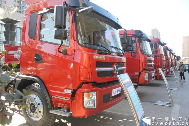 12月21日，陕汽宝华公司2015商务年会在炎帝故里---宝鸡陈仓盛大举行。图为陕汽商用车年会现场展车 