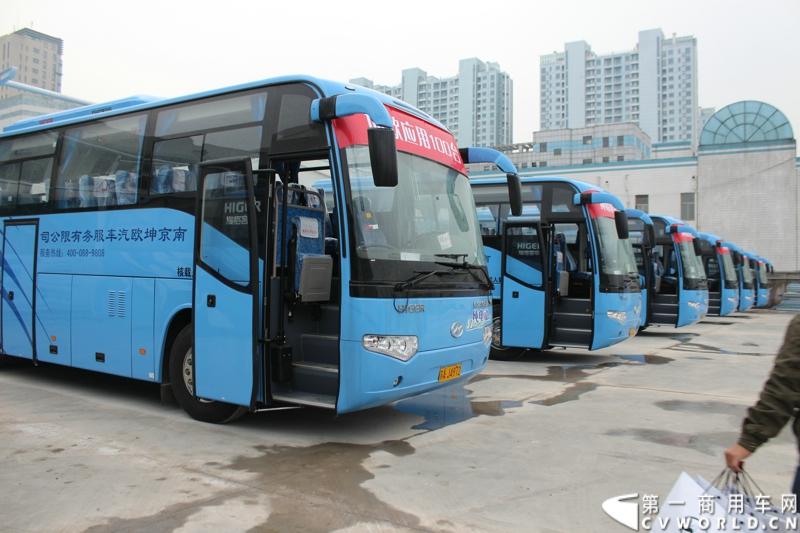 12月19日，江苏省纯电动车推广应用现场会暨海格纯电动客车交车仪式在南京坤欧汽车服务有限公司纯电动充电站举行。图为活动现场展示的海格KLQ6109TAEV纯电动大巴