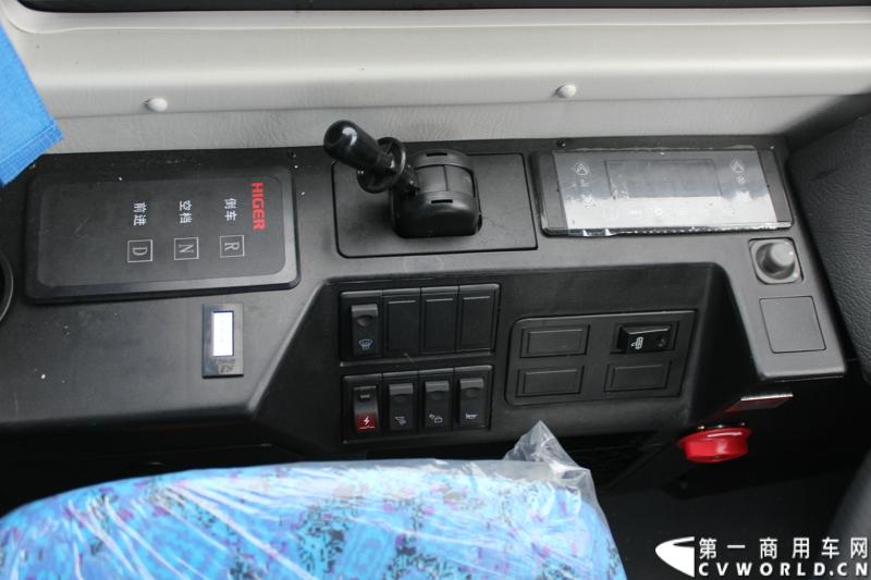 12月19日，江苏省纯电动车推广应用现场会暨海格纯电动客车交车仪式在南京坤欧汽车服务有限公司纯电动充电站举行。图为活动现场展示的海格KLQ6109TAEV纯电动大巴