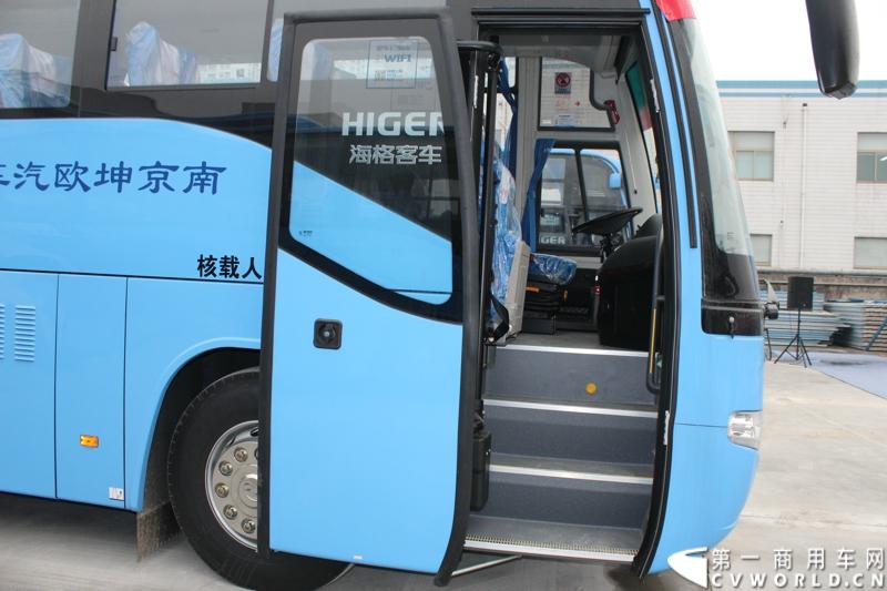 12月19日，江苏省纯电动车推广应用现场会暨海格纯电动客车交车仪式在南京坤欧汽车服务有限公司纯电动充电站举行。图为活动现场展示的海格KLQ6109TAEV纯电动大巴