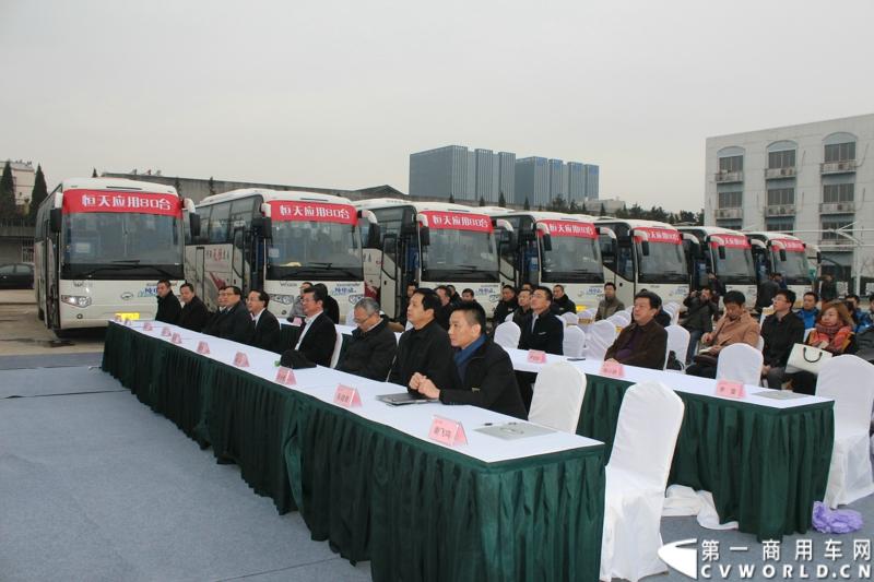 12月19日，江苏省纯电动车推广应用现场会暨海格纯电动客车交车仪式在南京坤欧汽车服务有限公司纯电动充电站举行。图为江苏省纯电动车推广应用现场会暨苏州金龙海格纯电动客车交车仪式到场嘉宾