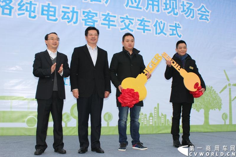 12月19日，江苏省纯电动车推广应用现场会暨海格纯电动客车交车仪式在南京坤欧汽车服务有限公司纯电动充电站举行。图为江苏省政府副秘书长王志忠（左二）、苏州金龙总经理吴文文（左一）、南京坤欧董事长李义仁（右二）、南京恒天总经理吴建荣（右一）出席交车仪式