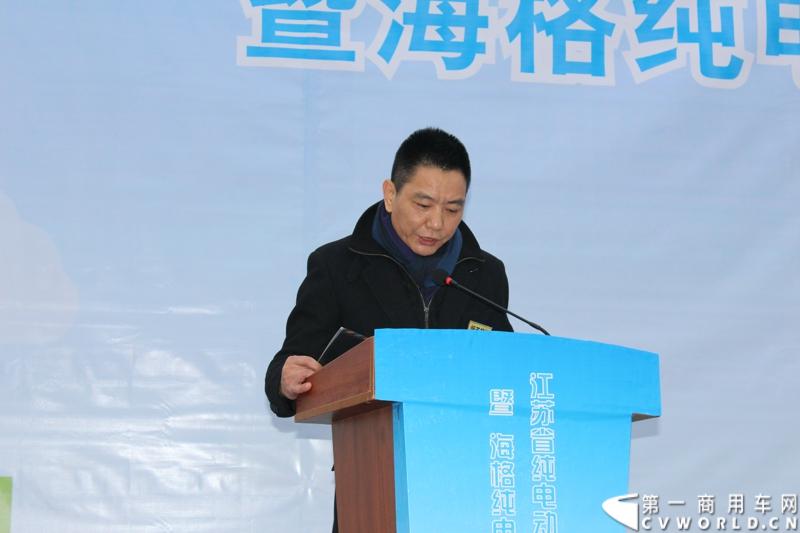 12月19日，江苏省纯电动车推广应用现场会暨海格纯电动客车交车仪式在南京坤欧汽车服务有限公司纯电动充电站举行。图为南京恒天总经理吴建荣发言