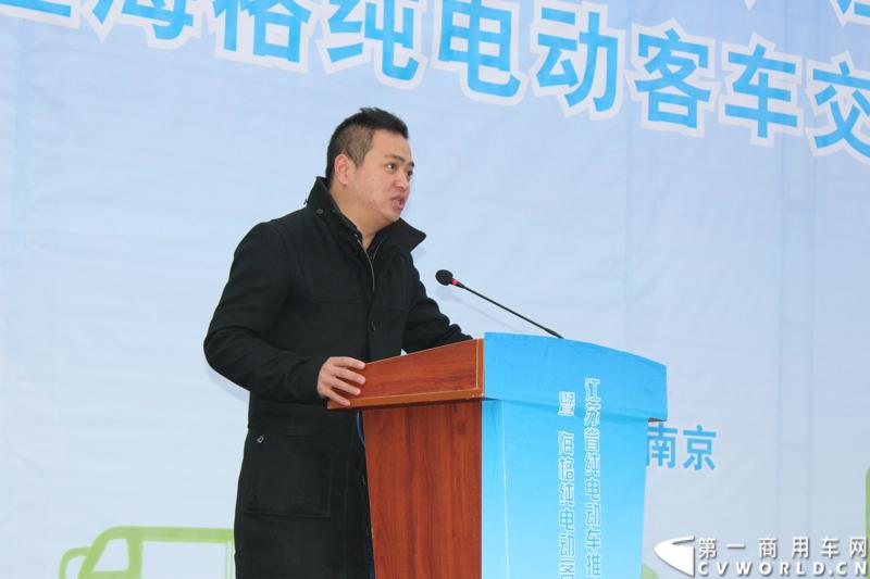 12月19日，江苏省纯电动车推广应用现场会暨海格纯电动客车交车仪式在南京坤欧汽车服务有限公司纯电动充电站举行。图为南京坤欧董事长李义仁发言
