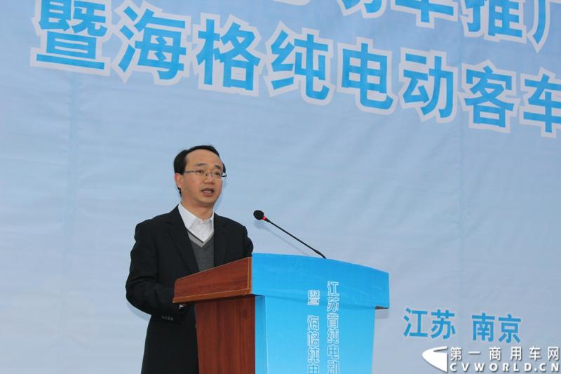 12月19日，江苏省纯电动车推广应用现场会暨海格纯电动客车交车仪式在南京坤欧汽车服务有限公司纯电动充电站举行。图为苏州金龙总经理吴文文致辞