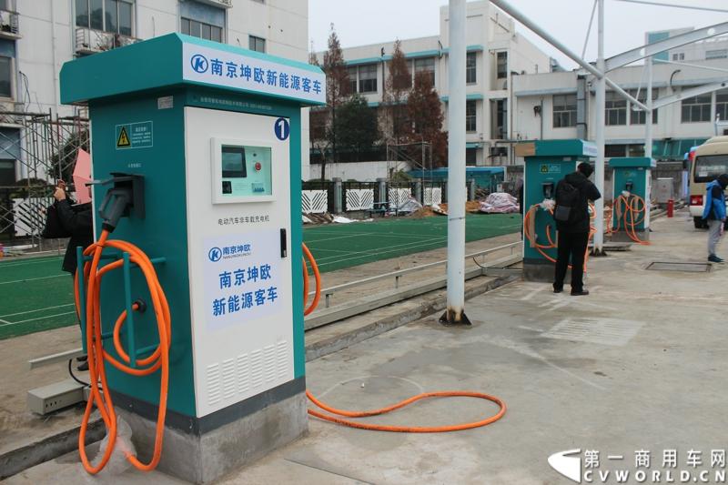 12月19日，江苏省纯电动车推广应用现场会暨海格纯电动客车交车仪式在南京坤欧汽车服务有限公司纯电动充电站举行。图为南京坤欧汽车服务有限公司的充电桩