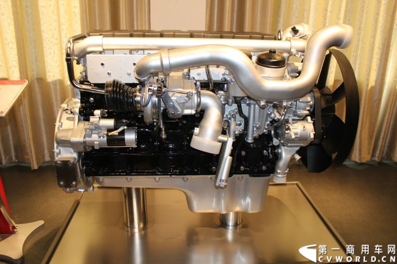 2014年12月29日，中国重汽SITRAK·汕德卡2014体验式互动路演收官站在济南完美上演。图为发动机制造厂区内展示的MC11发动机