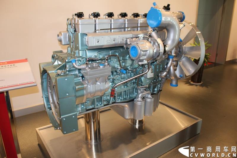 2014年12月29日，中国重汽SITRAK·汕德卡2014体验式互动路演收官站在济南完美上演。图为发动机制造厂区内展示的T12气体机