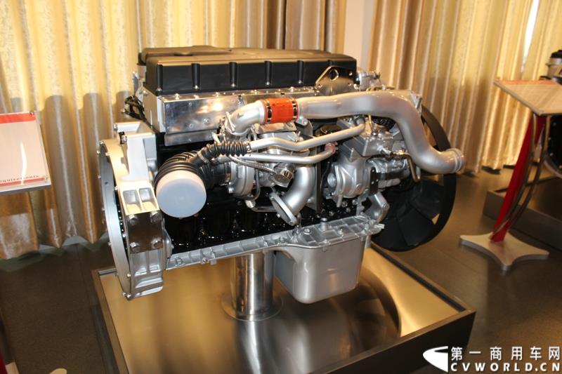 2014年12月29日，中国重汽SITRAK·汕德卡2014体验式互动路演收官站在济南完美上演。图为发动机制造厂区内展示的MC07发动机.