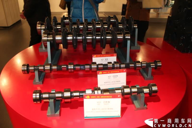 2014年12月29日，中国重汽SITRAK·汕德卡2014体验式互动路演收官站在济南完美上演。图为发动机制造厂区内展示的发动机配件