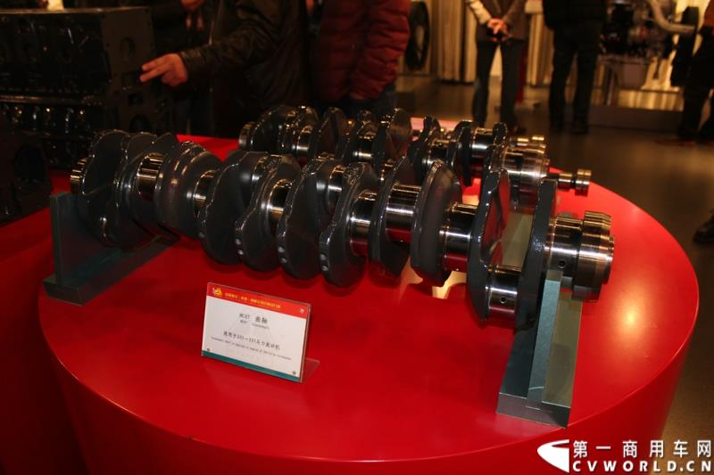 2014年12月29日，中国重汽SITRAK·汕德卡2014体验式互动路演收官站在济南完美上演。图为发动机制造厂区内展示的发动机配件