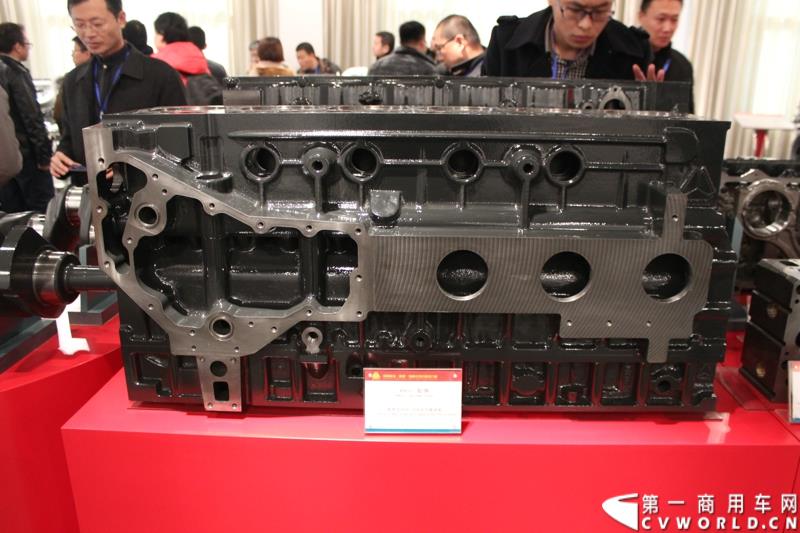 2014年12月29日，中国重汽SITRAK·汕德卡2014体验式互动路演收官站在济南完美上演。图为发动机制造厂区内展示的发动机配件