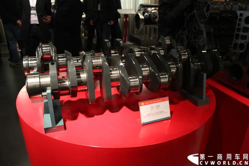 2014年12月29日，中国重汽SITRAK·汕德卡2014体验式互动路演收官站在济南完美上演。图为发动机制造厂区内展示的发动机配件