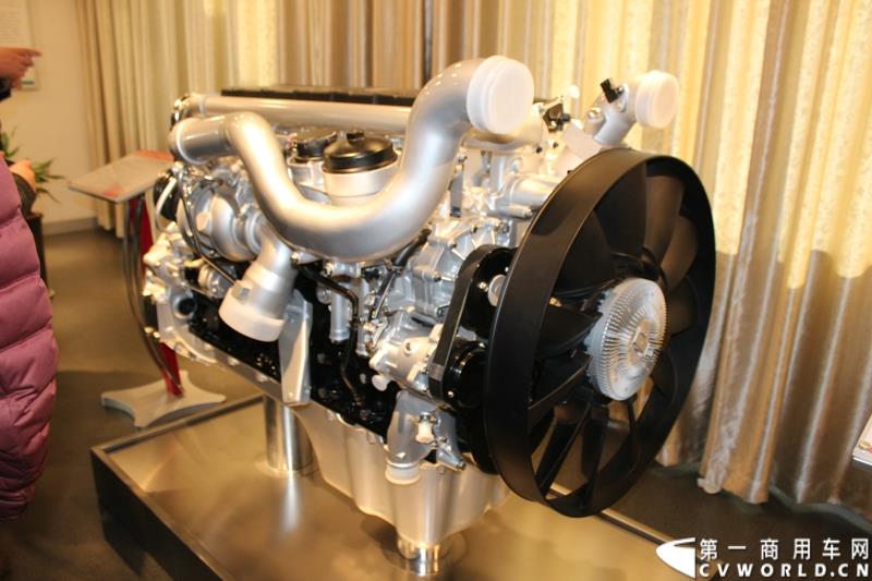 2014年12月29日，中国重汽SITRAK·汕德卡2014体验式互动路演收官站在济南完美上演。图为发动机制造厂区内展示的可达到540马力的MC13发动机