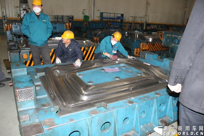 2014年12月29日，中国重汽SITRAK·汕德卡2014体验式互动路演收官站在济南完美上演。图为模具车间工人打磨冲压件