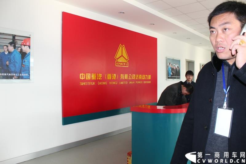 2014年12月29日，中国重汽SITRAK·汕德卡2014体验式互动路演收官站在济南完美上演。图为与会者参观中国重汽发动机制造厂区