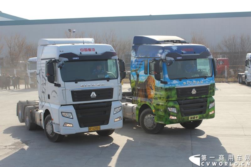 2014年12月29日，中国重汽SITRAK·汕德卡2014体验式互动路演收官站在济南完美上演。图为交车仪式后的汕德卡特技表演