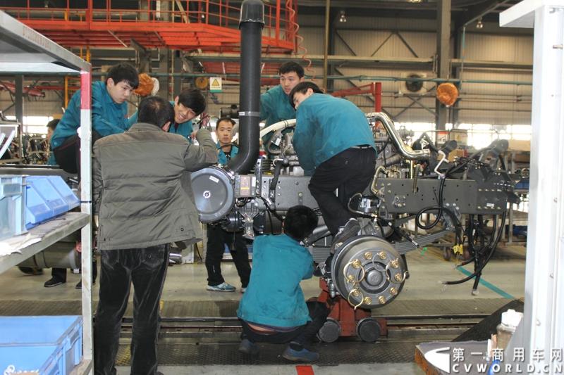 2014年12月29日，中国重汽SITRAK·汕德卡2014体验式互动路演收官站在济南完美上演。图为与会者参观中国重汽集团章丘工业园内的整车装配线