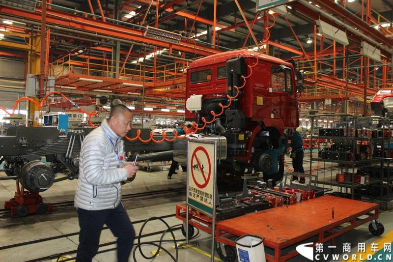 2014年12月29日，中国重汽SITRAK·汕德卡2014体验式互动路演收官站在济南完美上演。图为与会者参观中国重汽集团章丘工业园内的整车装配线