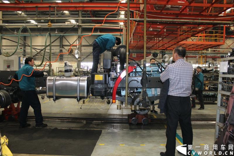 2014年12月29日，中国重汽SITRAK·汕德卡2014体验式互动路演收官站在济南完美上演。图为与会者参观中国重汽集团章丘工业园内的整车装配线