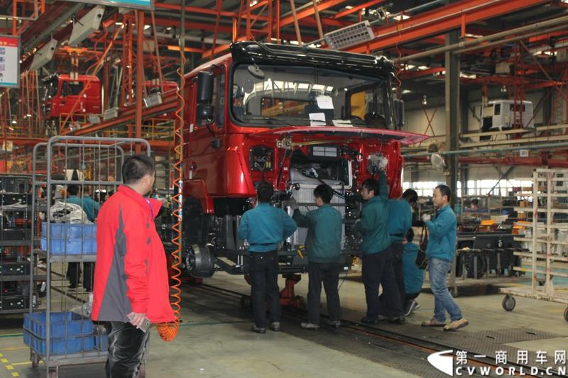 2014年12月29日，中国重汽SITRAK·汕德卡2014体验式互动路演收官站在济南完美上演。图为与会者参观中国重汽集团章丘工业园内的整车装配线