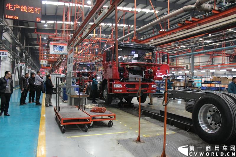 2014年12月29日，中国重汽SITRAK·汕德卡2014体验式互动路演收官站在济南完美上演。图为与会者参观中国重汽集团章丘工业园内的整车装配线