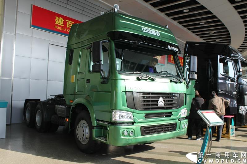 2014年12月29日，中国重汽SITRAK·汕德卡2014体验式互动路演收官站在济南完美上演。图为整车装配车间内的展车