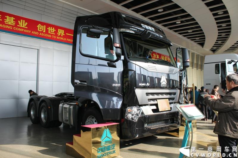 2014年12月29日，中国重汽SITRAK·汕德卡2014体验式互动路演收官站在济南完美上演。图为整车装配车间内的展车