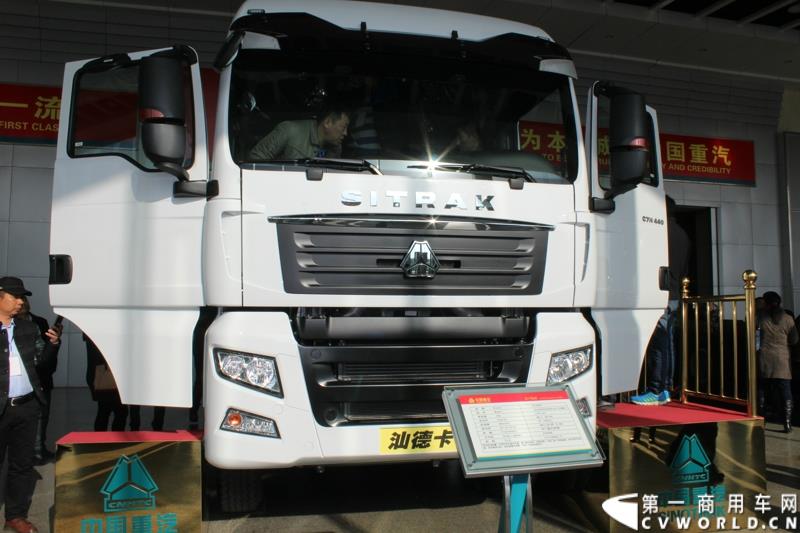 2014年12月29日，中国重汽SITRAK·汕德卡2014体验式互动路演收官站在济南完美上演。图为整车装配车间内的展车