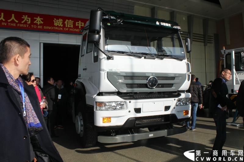 2014年12月29日，中国重汽SITRAK·汕德卡2014体验式互动路演收官站在济南完美上演。图为整车装配车间内的展车