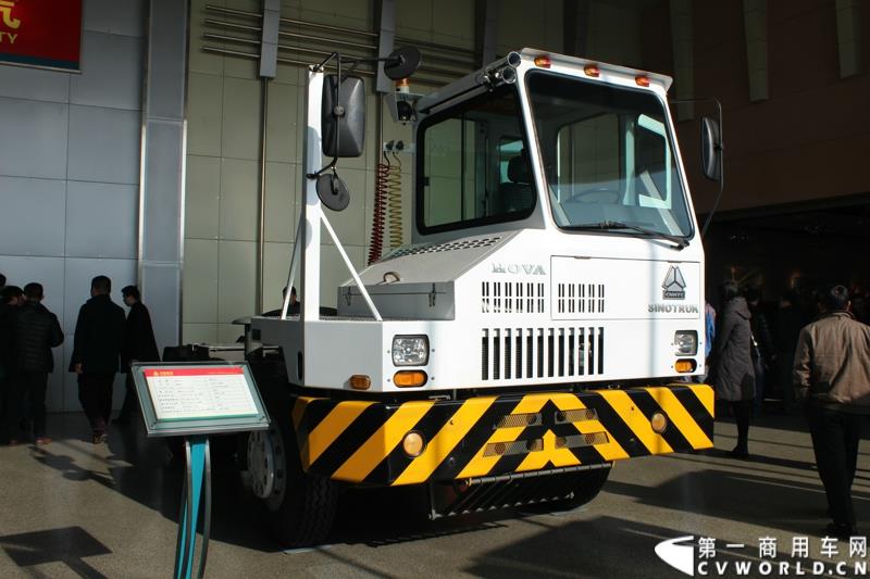 2014年12月29日，中国重汽SITRAK·汕德卡2014体验式互动路演收官站在济南完美上演。图为整车装配车间内的展车