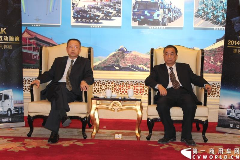 2014年12月29日，中国重汽SITRAK·汕德卡2014体验式互动路演收官站在济南完美上演。图为中国重汽集团副总经理、党委副书记于有德和中国重汽济南商用车公司董事长严文俊接受记者采访