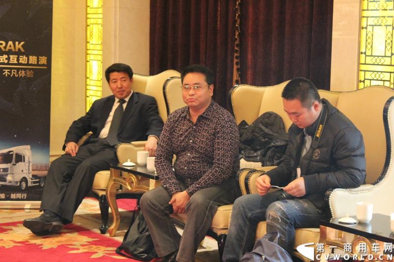2014年12月29日，中国重汽SITRAK·汕德卡2014体验式互动路演收官站在济南完美上演。图为重汽汕德卡济南用户接受采访