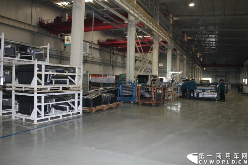 2014年12月29日，中国重汽SITRAK·汕德卡2014体验式互动路演收官站在济南完美上演。图为冲压件仓库