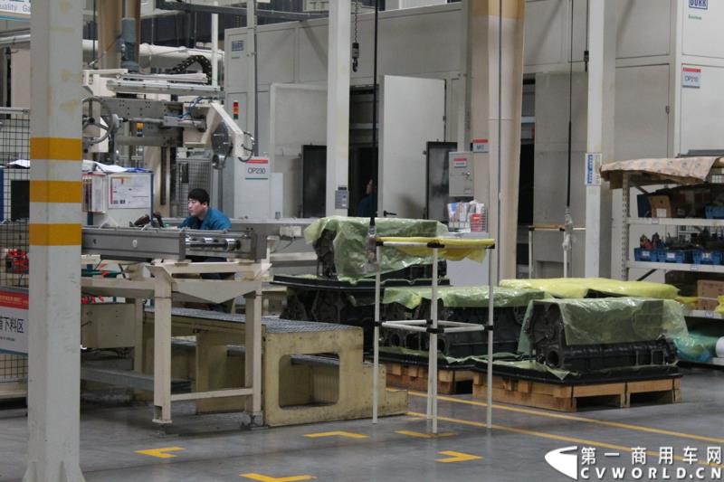 2014年12月29日，中国重汽SITRAK·汕德卡2014体验式互动路演收官站在济南完美上演。图为发动机制造厂车间