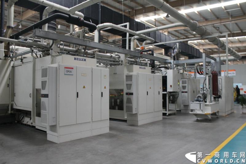 2014年12月29日，中国重汽SITRAK·汕德卡2014体验式互动路演收官站在济南完美上演。图为发动机制造厂车间