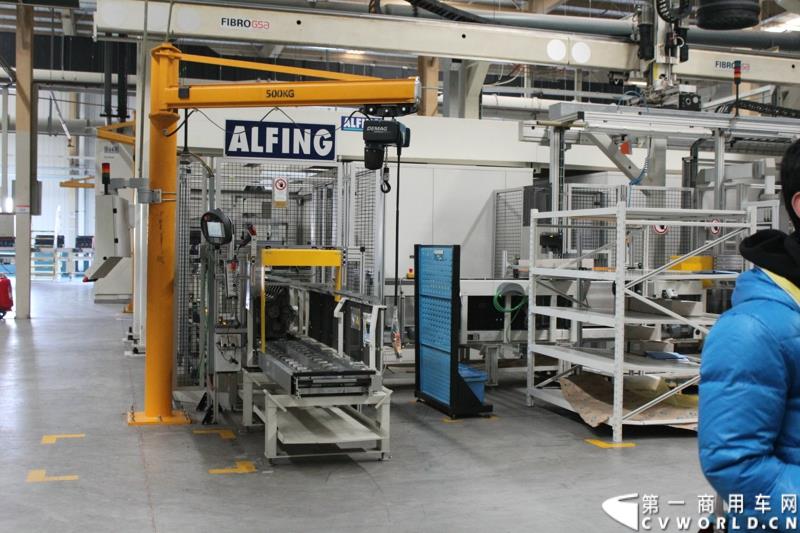 2014年12月29日，中国重汽SITRAK·汕德卡2014体验式互动路演收官站在济南完美上演。图为发动机制造厂车间